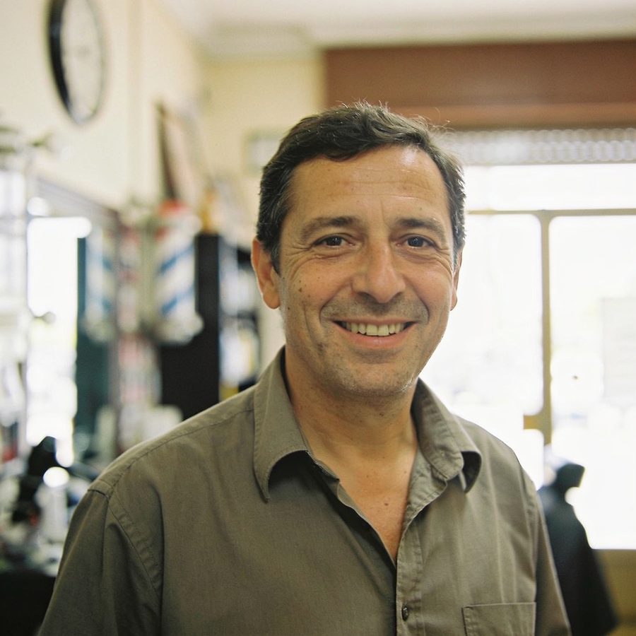 Carlos, dueño de una barbería